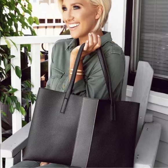Vince Camuto Handbags - Vince Camuto vegan leather shoulder Luck tote bag